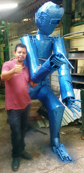 ESCULTURAS DE HONDURAS, ESCULTORES DE HONDURAS,  ARTE CON CHATARRA,escultor-hondureño, EL SOLDADOR,  MONUMENTO AL OBRERO escultura hondureña Metal Figurativa