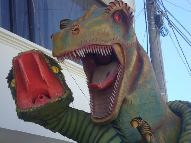 DE OBRA DE ARTE DINOSAURIO CON SERPENTE