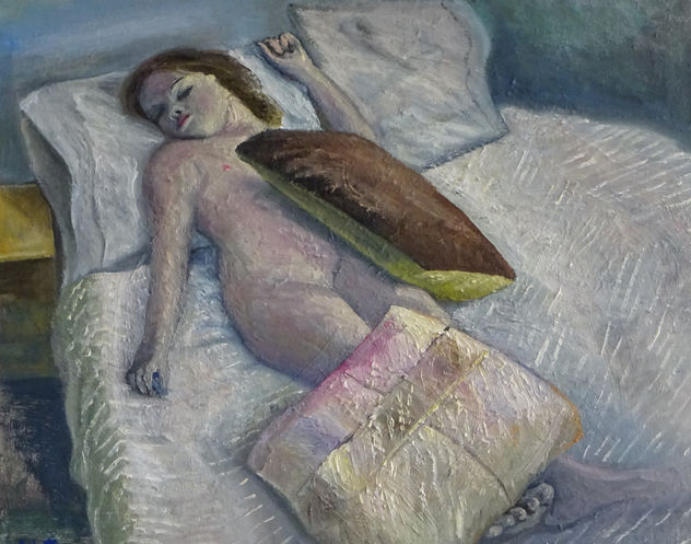 Joven descansando con cojines.