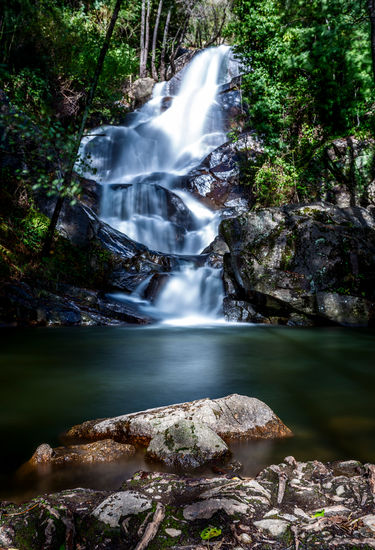 Cascada y roca Naturaleza Color (Digital)