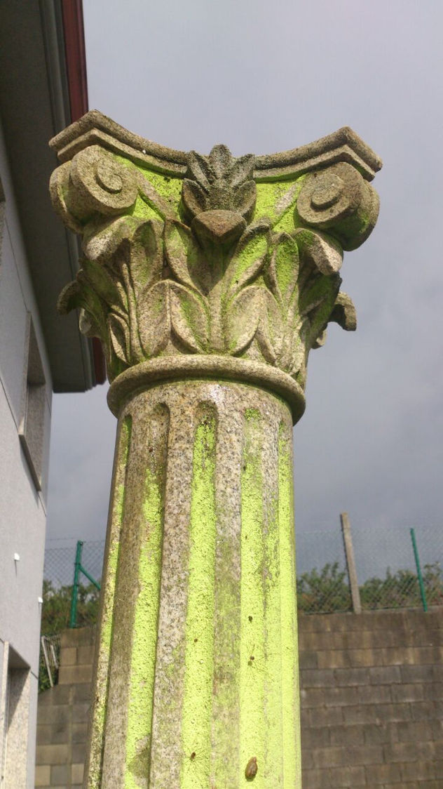 Cruceiro de piedra artesanal