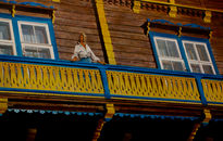 2. mujer en el balcon