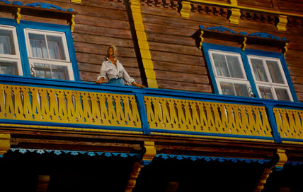 2. mujer en el balcon