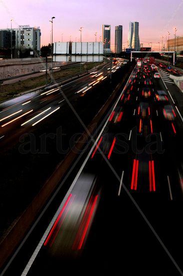 Traffic life under the towers Otras temáticas Color (Digital)