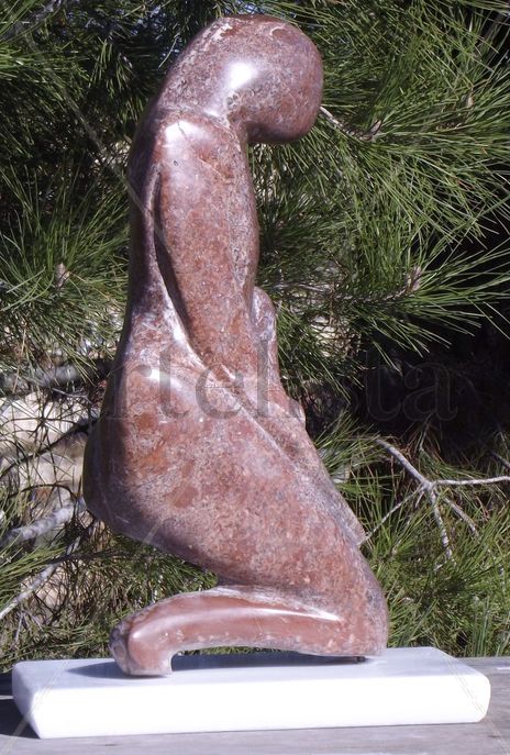 Figura levantándose