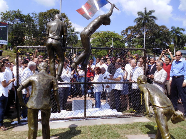 monumento de los martires del 9 de Enero Mixed Figurative