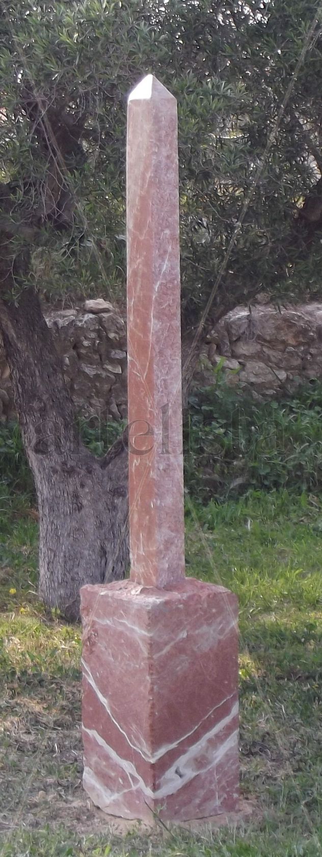 obelisco rojo