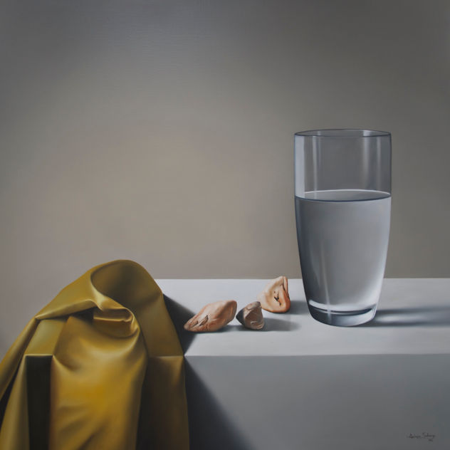 Vaso de agua con tela amarilla