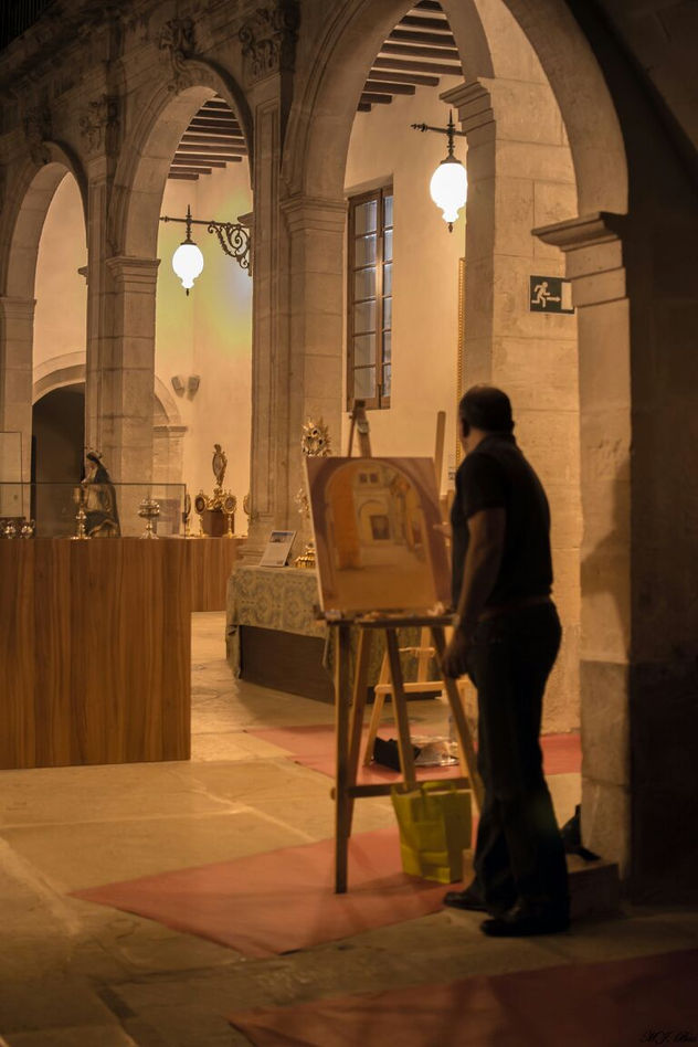 MANUEL AGUILERA PINTOR ALICANTINO PINTANDO EN EL MUSEO