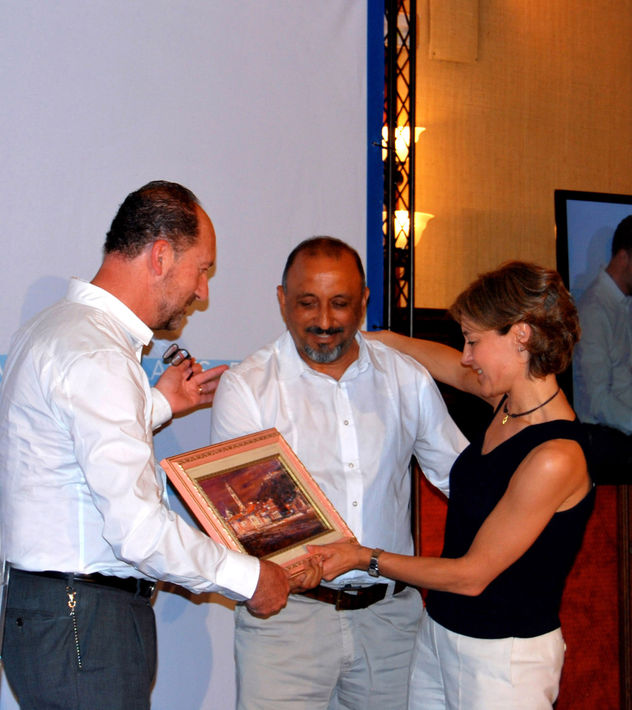 La Ministra de Agricultura  Isabel García Tejerina ,   recoje una obra del pintor  Manuel Aguilera
