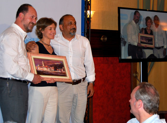 La Ministra de Agricultura  Isabel García Tejerina ,   recoje una obra del pintor  Manuel Aguilera