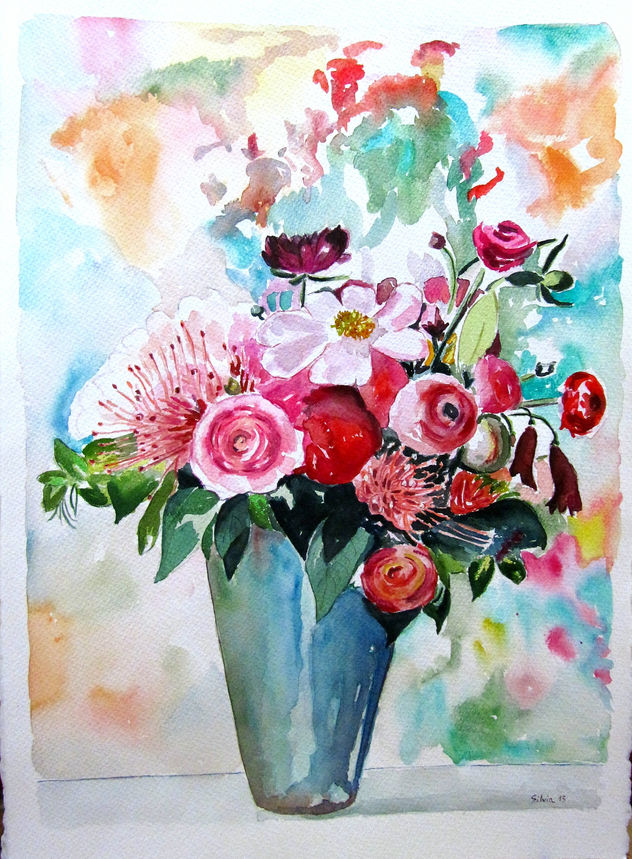 Flores en jarrón azul sobre fondo pastel