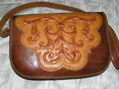 Bolso en cuero repujado