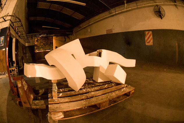 Escultura abstracta en cemento blanco