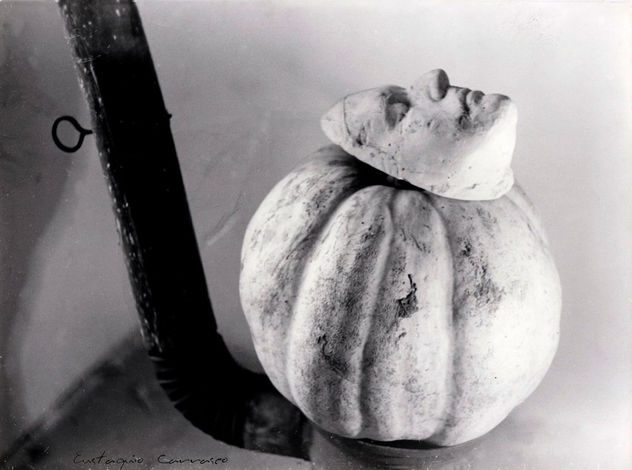 Estufa de leña, calabaza y mascarilla