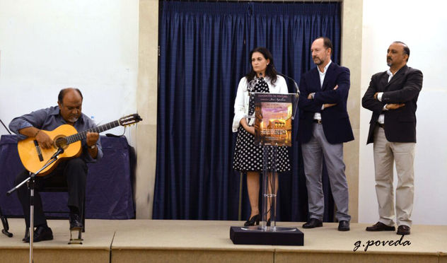 EL PINTOR MAUEL AGUILERA , EN COMPAÑIA DE EMILIO BASCUÑANA . BEGOÑA CUARTERO Y SU HERMANO PEDRO