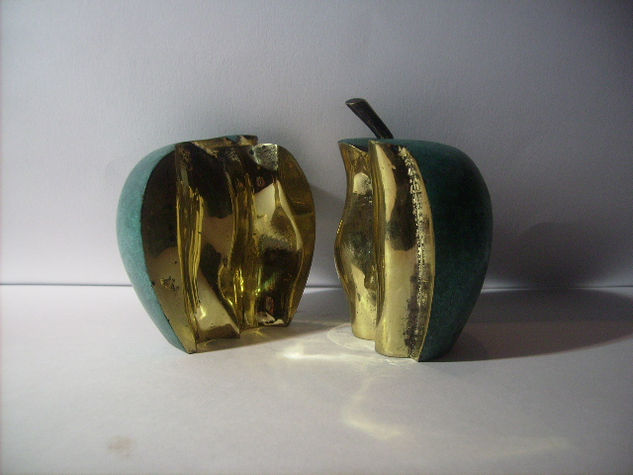 MANZANA EROTICA Bronce Figurativa