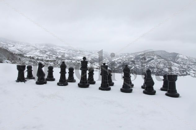 NIEVA Y GANAN LAS BLANCAS