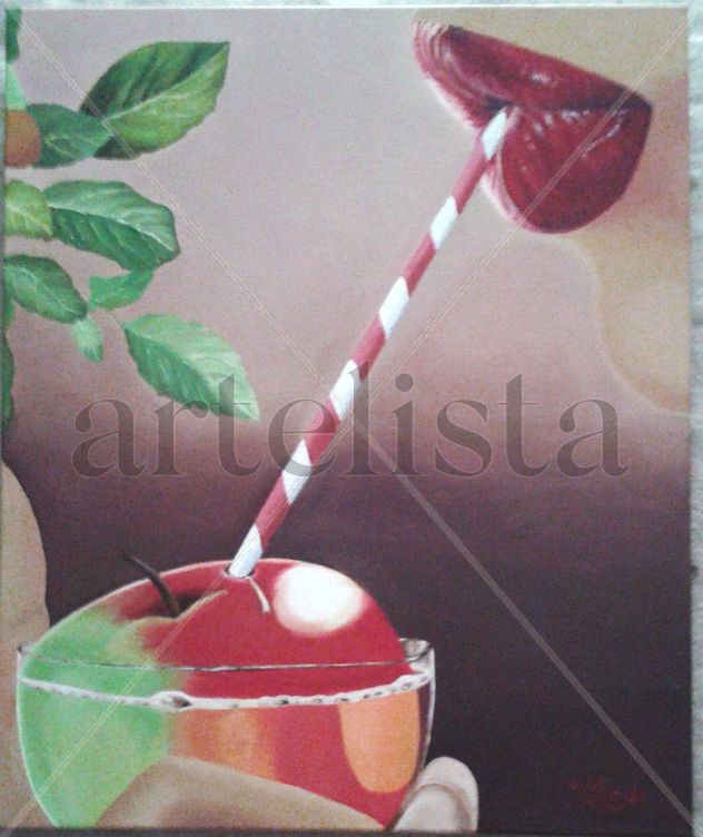 Bebiendo de un copa con manzanas