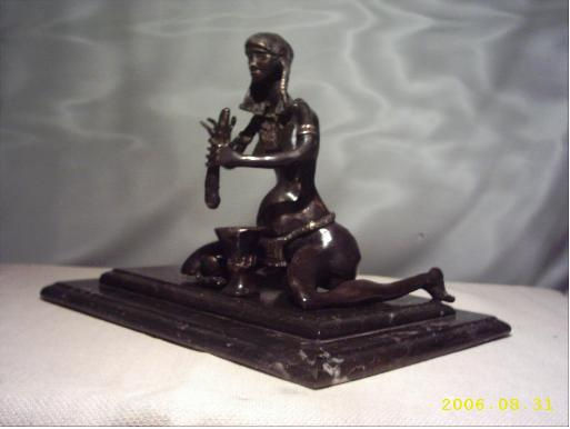 mujer laboriosa Bronce Figurativa