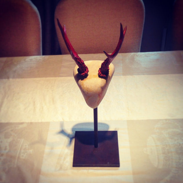 Escultura de bronce y piedra corzo