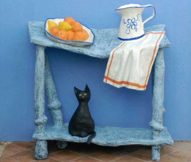 aparador con jarra y gato