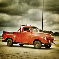 Camioneta roja antigua