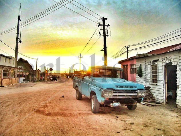 Camioneta Ford azul pueblo pesquero