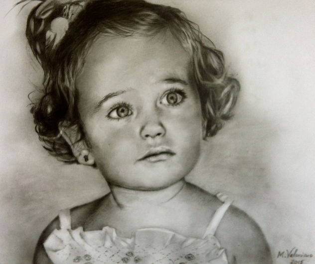 niña con vestido blanco