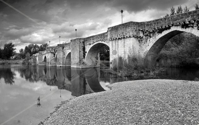 El puente medieval Viajes Blanco y Negro (Digital)