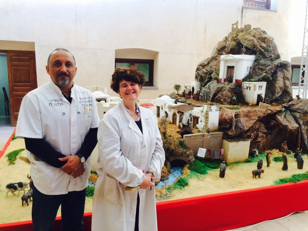 AGUILERA Y PILAR , LOS MONTADORES DEL BELEN DE NAVIDAD 2015 . EN ORIHUELA