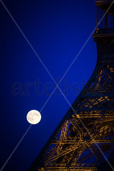 Eiffel Moon Conceptual/Abstracto Color (Digital)