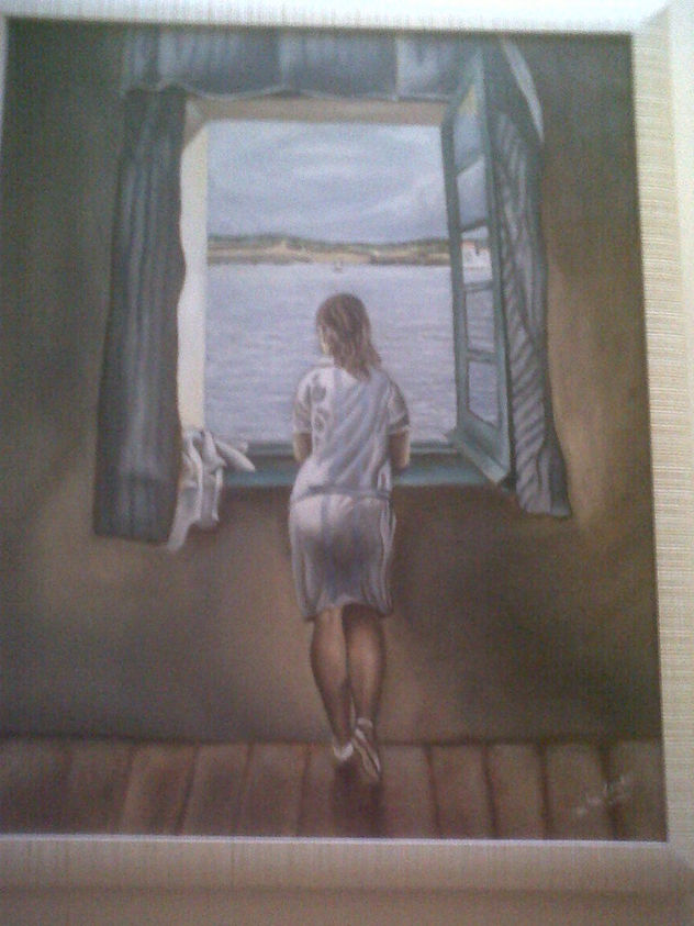 mujer mirando por la ventana