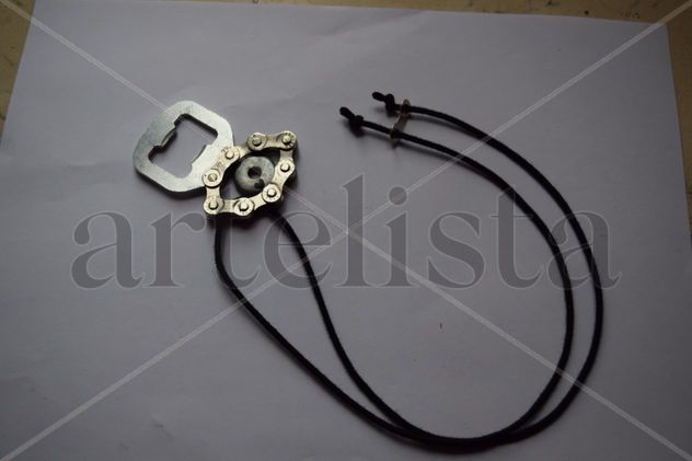 Colgante forma ojo cadena bicicleta abridor