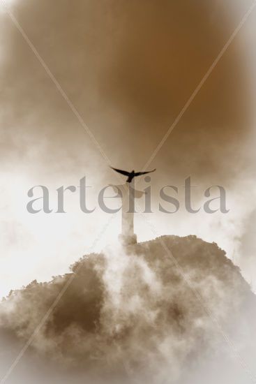 Redentor con paloma Fotoperiodismo y documental Blanco y Negro (Digital)