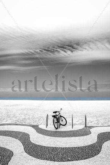 Bicicleta en Copacabana Travel Black and White (Digital)