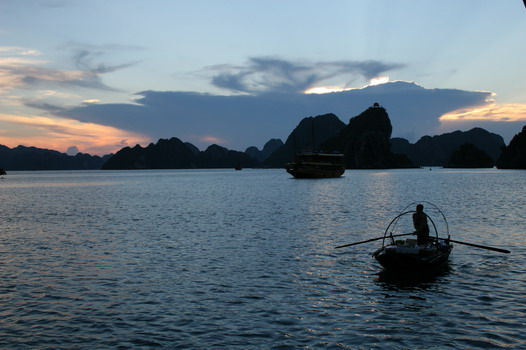 ATARDECER EN LA BAHÍA DE HA LONG