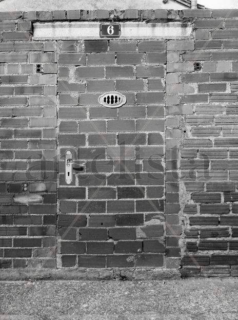 Puerta cerrada (B&W)