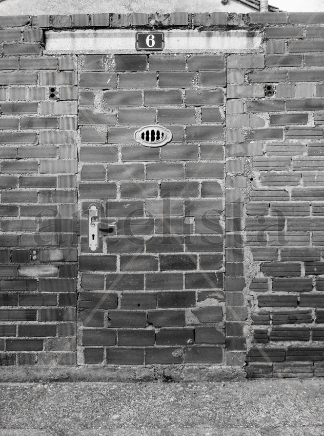 Puerta cerrada (B&W)