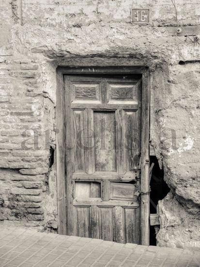 Puerta #7 Arquitectura e interiorismo Blanco y Negro (Digital)