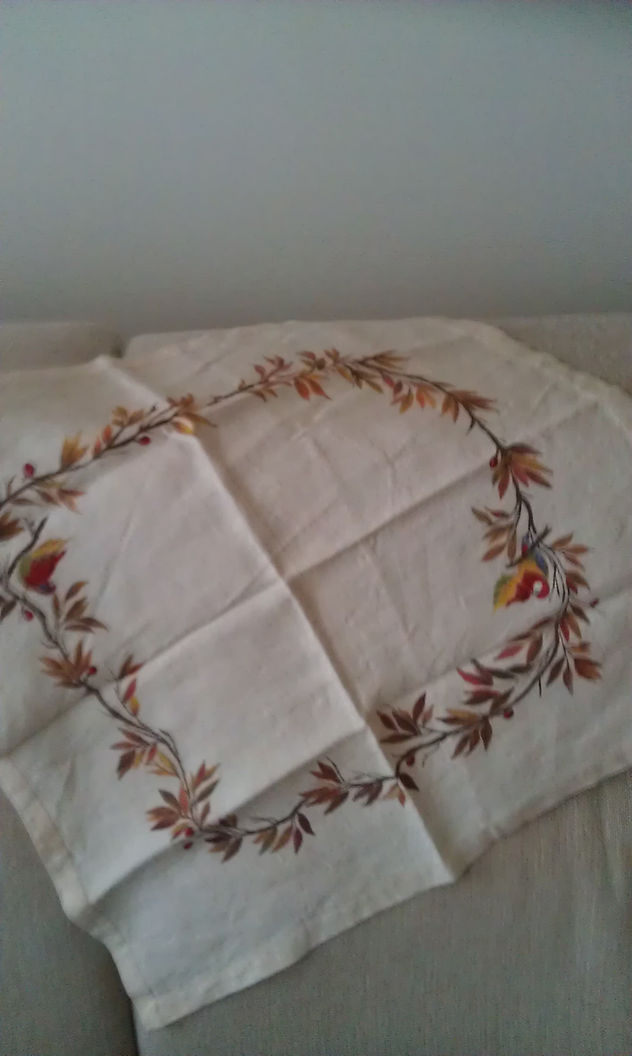 Mantel pintado con hojas y pájaros