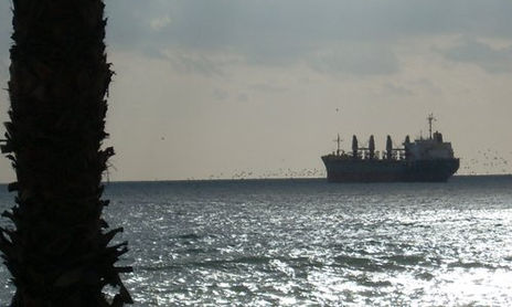 Junto al mar.