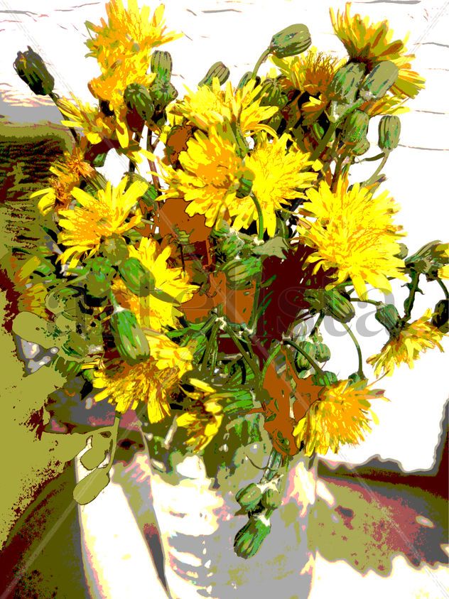 Flores amarillas en bote de cristal