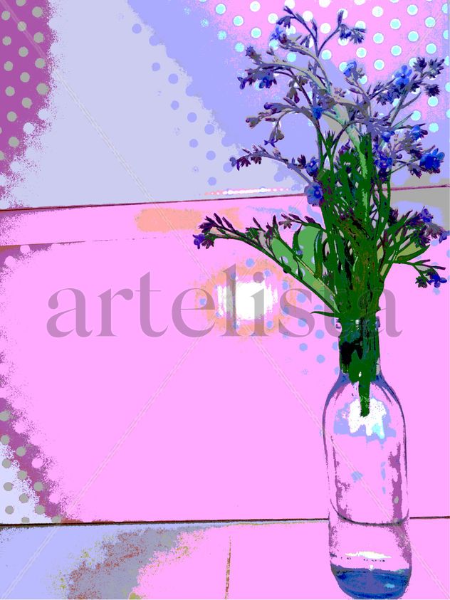 Flores violetas en botella de cristal