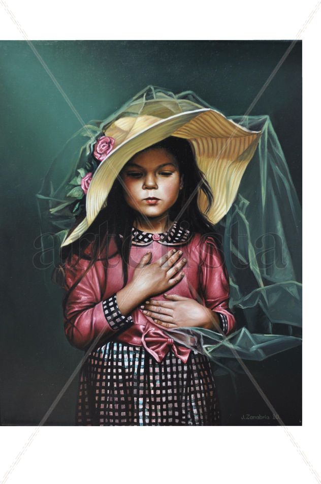 niña con sombreo y manos sobre el pecho