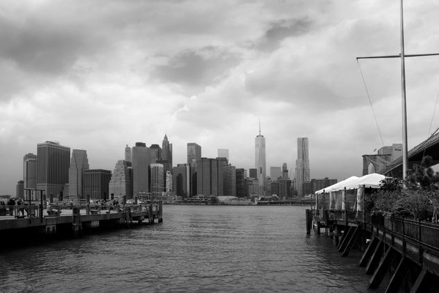 Skyline from Brooklyn Arquitectura e interiorismo Blanco y Negro (Digital)