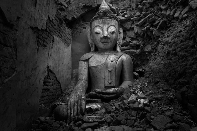 Buda en ruinas Travel Black and White (Digital)