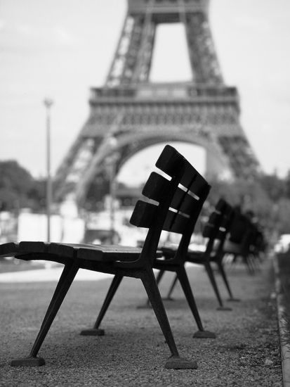 Banco cercano a la Torre Eiffel Travel Black and White (Digital)