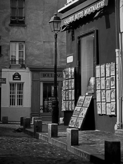 Callejuela de Montmartre en París Travel Black and White (Digital)