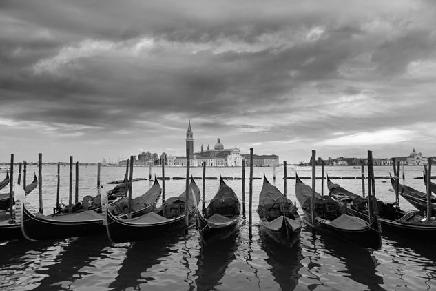 Aparcamiento de gondolas Travel Black and White (Digital)